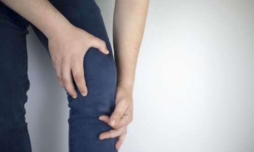 Pessoa com dor por edema ósseo no joelho