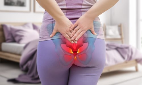 Mulher com dedo no cóccix