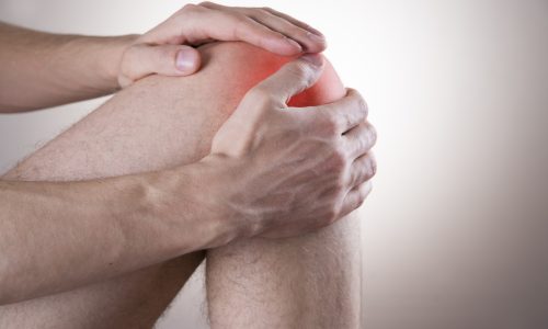 Homem com dor no tendão popliteo